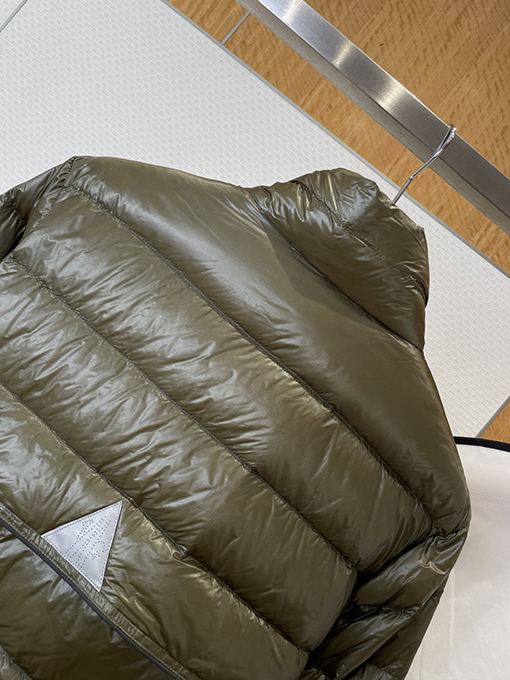 モンクレール ロゴスタンドカラー軽量ダウンジャケット