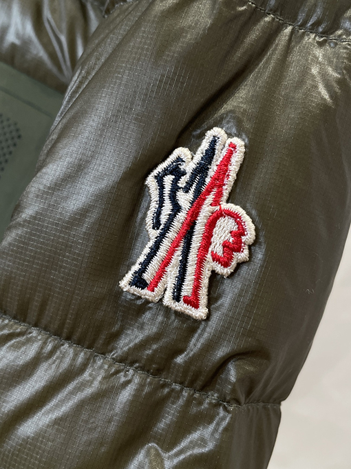 モンクレール ロゴスタンドカラー軽量ダウンジャケット