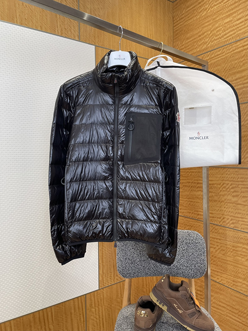 モンクレール ロゴスタンドカラー軽量ダウンジャケット