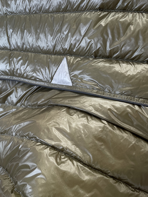 モンクレール ロゴスタンドカラー軽量ダウンジャケット