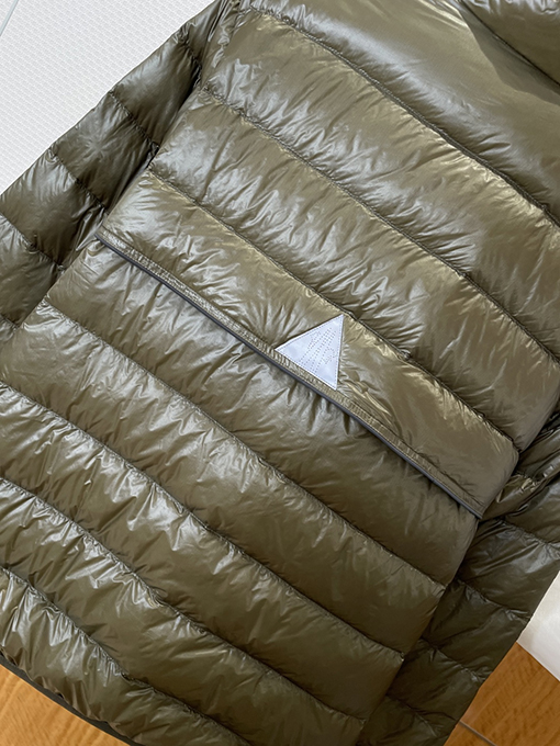 モンクレール ロゴスタンドカラー軽量ダウンジャケット