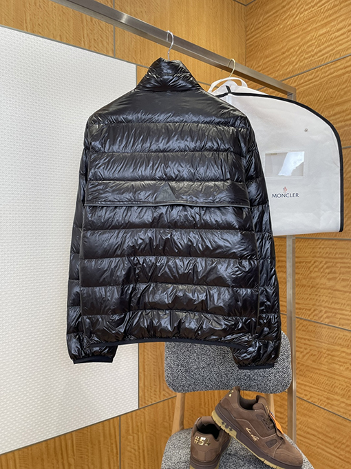 モンクレール ロゴスタンドカラー軽量ダウンジャケット