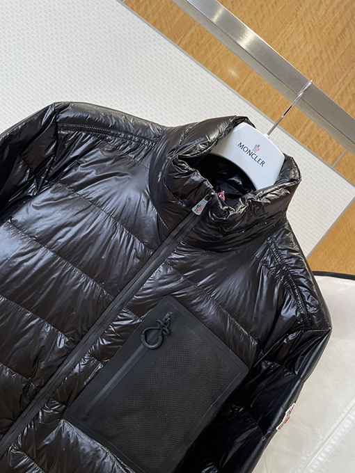 モンクレール ロゴスタンドカラー軽量ダウンジャケット