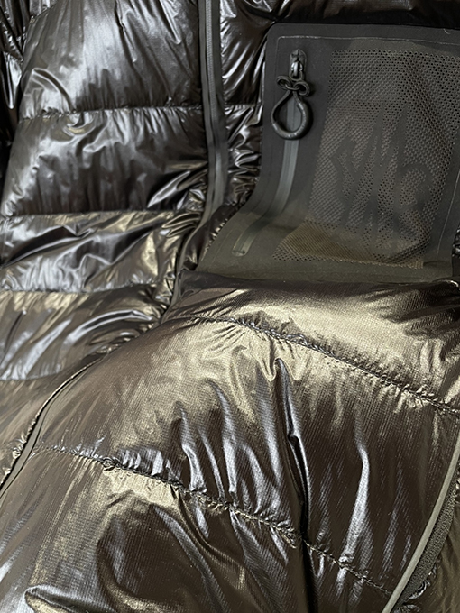 モンクレール ロゴスタンドカラー軽量ダウンジャケット