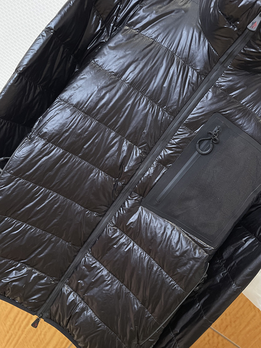 モンクレール ロゴスタンドカラー軽量ダウンジャケット