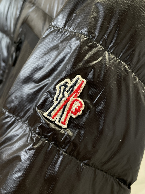 モンクレール ロゴスタンドカラー軽量ダウンジャケット