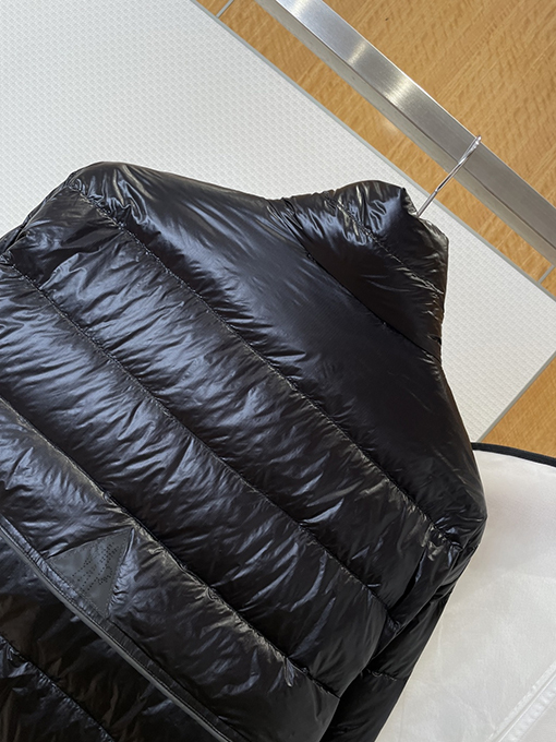 モンクレール ロゴスタンドカラー軽量ダウンジャケット