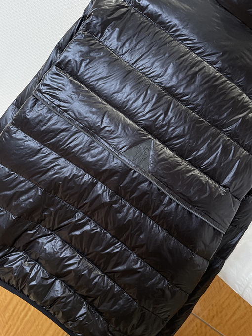 モンクレール ロゴスタンドカラー軽量ダウンジャケット