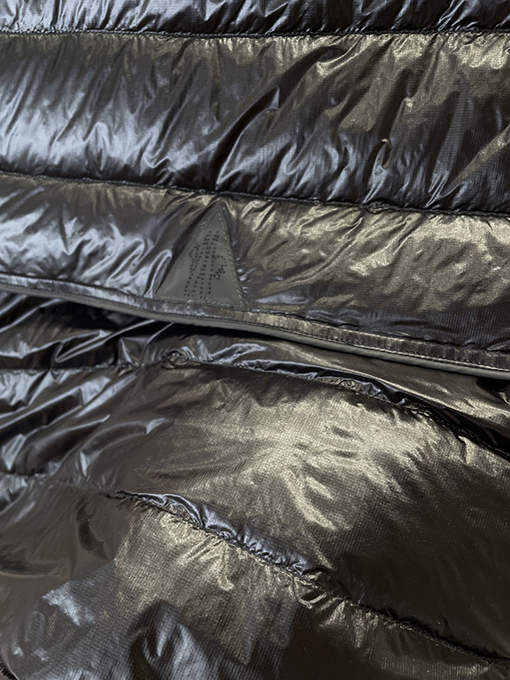 モンクレール ロゴスタンドカラー軽量ダウンジャケット