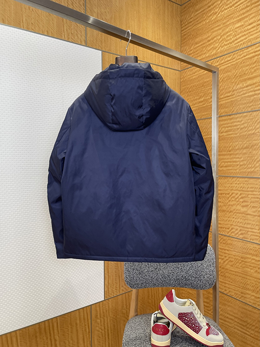 プラダスーパーコピー レッドレーベル フード付きダウンジャケット