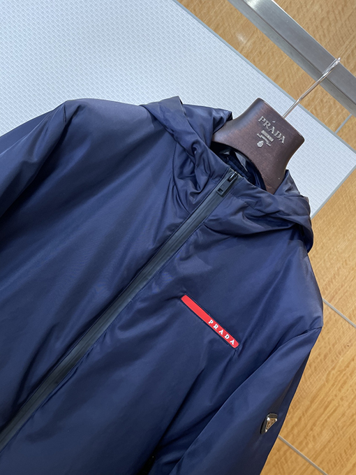 プラダスーパーコピー レッドレーベル フード付きダウンジャケット