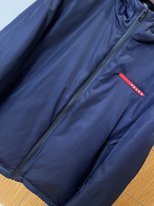 プラダスーパーコピー レッドレーベル フード付きダウンジャケット