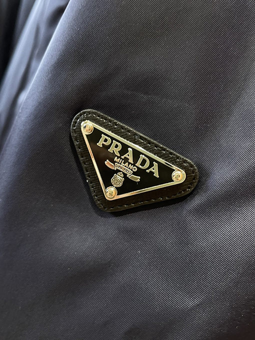 プラダスーパーコピー レッドレーベル フード付きダウンジャケット