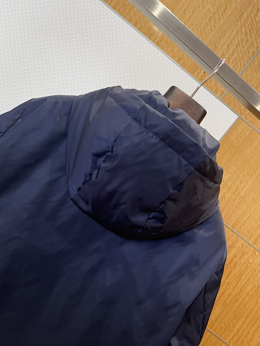 プラダスーパーコピー レッドレーベル フード付きダウンジャケット