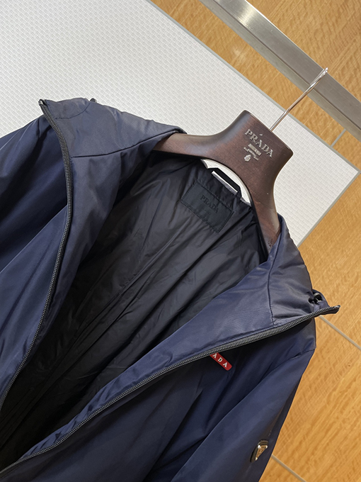 プラダスーパーコピー レッドレーベル フード付きダウンジャケット