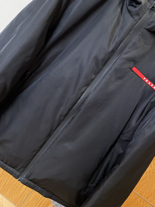 プラダスーパーコピー レッドレーベル フード付きダウンジャケット