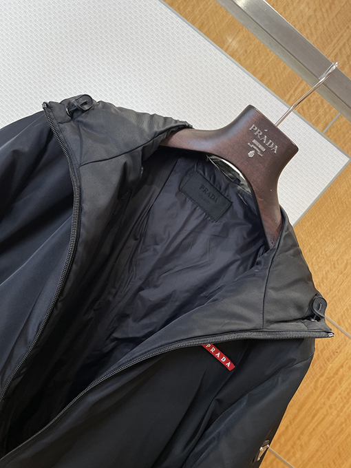プラダスーパーコピー レッドレーベル フード付きダウンジャケット