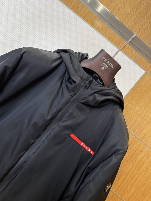 プラダスーパーコピー レッドレーベル フード付きダウンジャケット