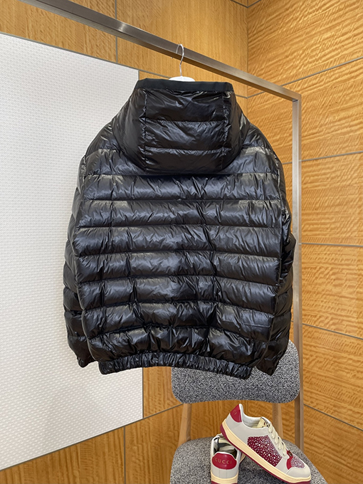 モンクレール リバーシブルロゴフード付きダウンジャケット