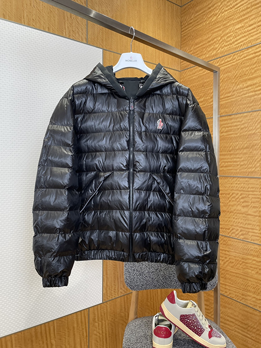 モンクレール リバーシブルロゴフード付きダウンジャケット