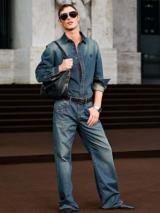 グッチ 家紋の刺繍入りデニムシャツ