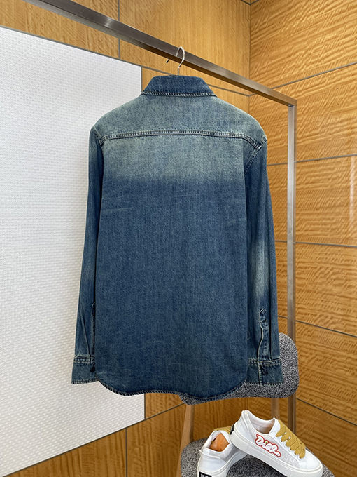 グッチ 家紋の刺繍入りデニムシャツ