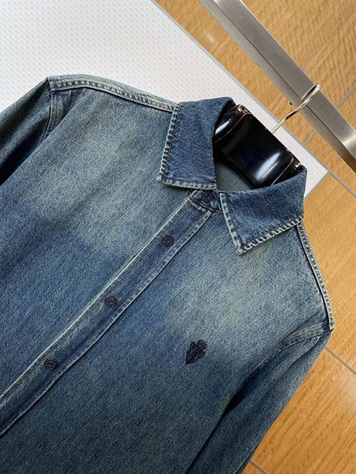 グッチ 家紋の刺繍入りデニムシャツ