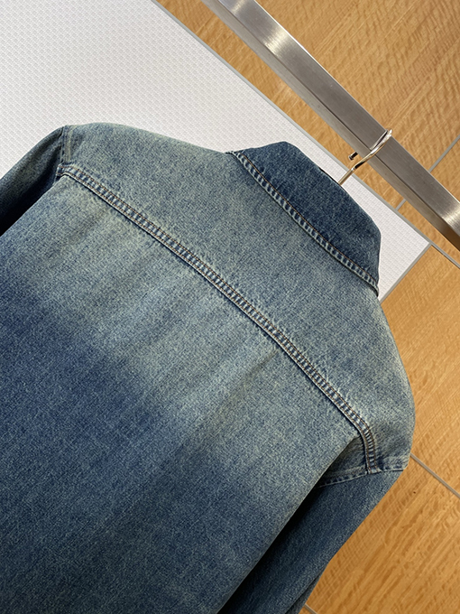 グッチ 家紋の刺繍入りデニムシャツ