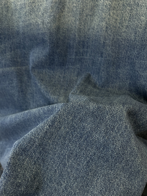 グッチ 家紋の刺繍入りデニムシャツ