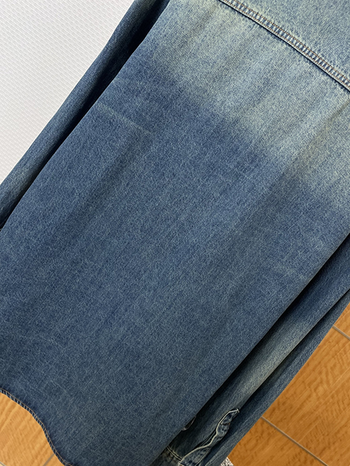 グッチ 家紋の刺繍入りデニムシャツ