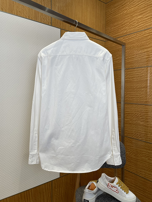 グッチ 家紋の刺繍入りデニムシャツ