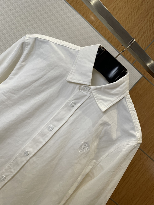 グッチ 家紋の刺繍入りデニムシャツ