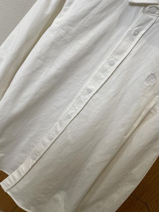 グッチ 家紋の刺繍入りデニムシャツ