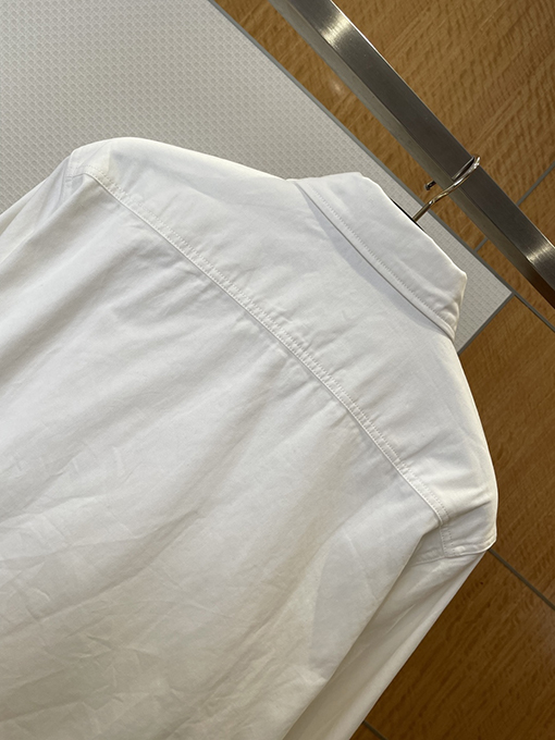 グッチ 家紋の刺繍入りデニムシャツ