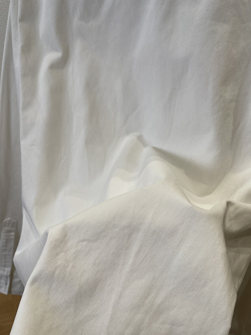 グッチ 家紋の刺繍入りデニムシャツ