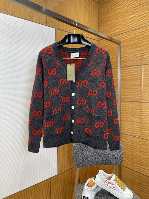 グッチ 全面にレタープリントのニットカーディガン