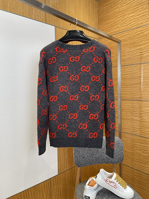 グッチ 全面にレタープリントのニットカーディガン