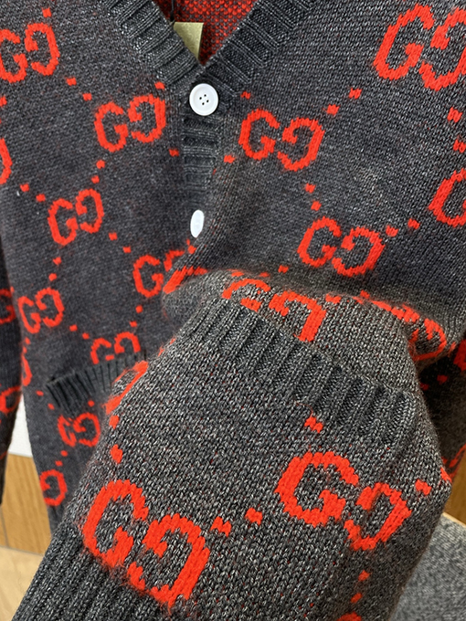 グッチ 全面にレタープリントのニットカーディガン