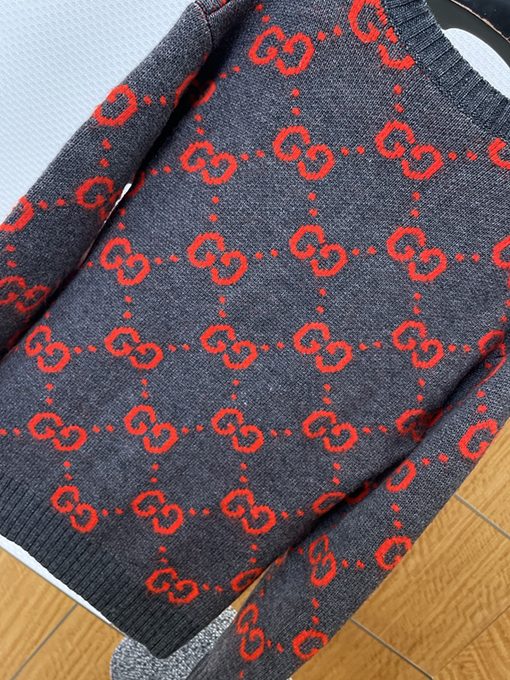 グッチ 全面にレタープリントのニットカーディガン