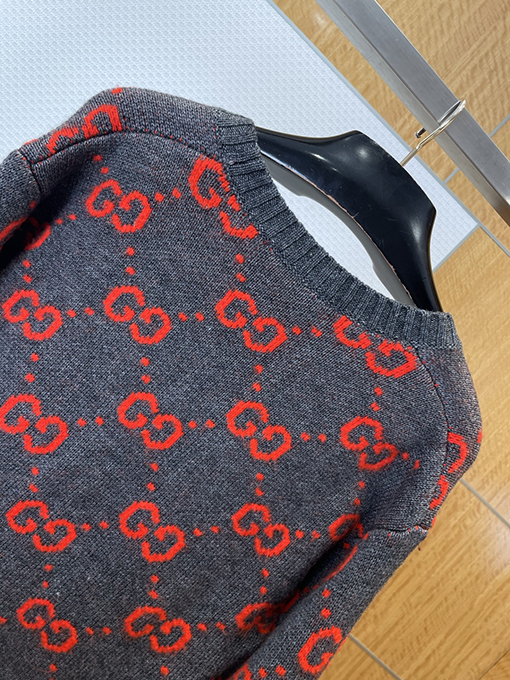 グッチ 全面にレタープリントのニットカーディガン