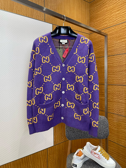 グッチ 全面にレタープリントのニットカーディガン