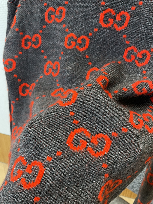 グッチ 全面にレタープリントのニットカーディガン