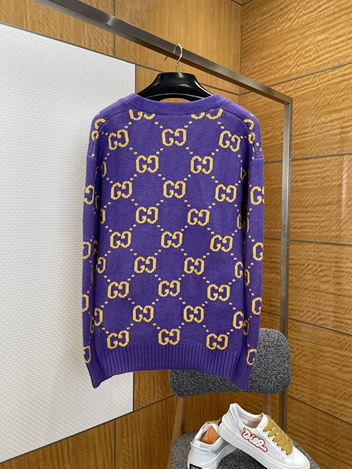 グッチ 全面にレタープリントのニットカーディガン