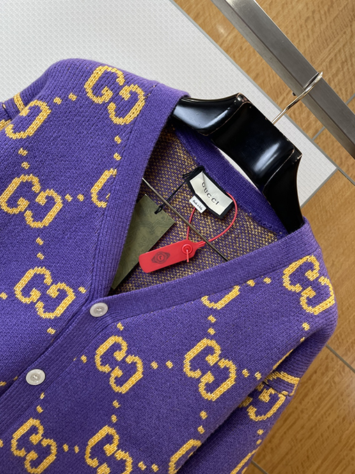 グッチ 全面にレタープリントのニットカーディガン