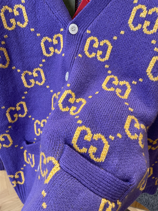 グッチ 全面にレタープリントのニットカーディガン
