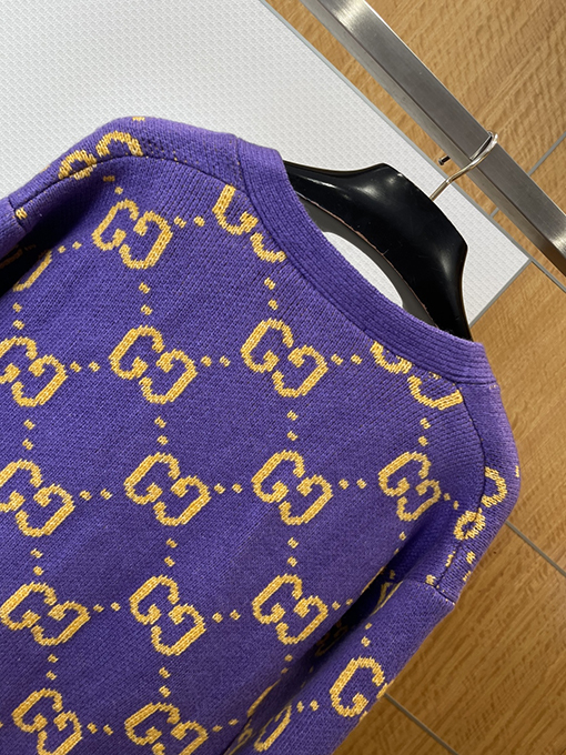 グッチ 全面にレタープリントのニットカーディガン