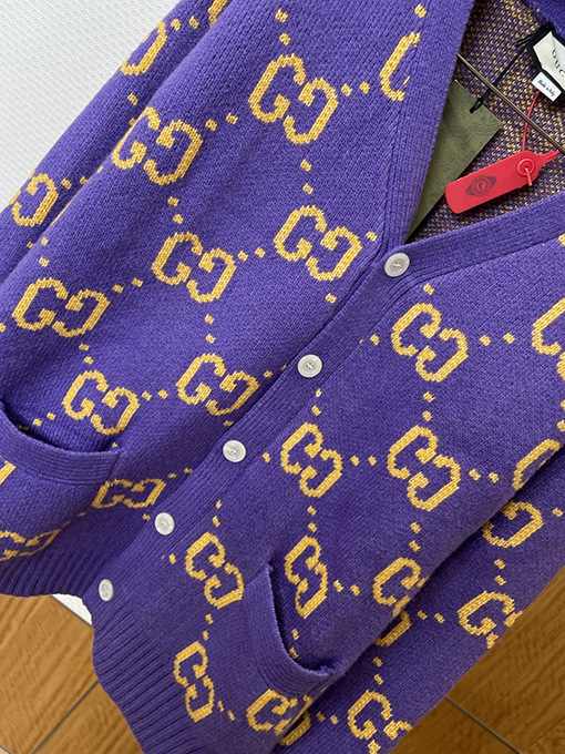 グッチ 全面にレタープリントのニットカーディガン