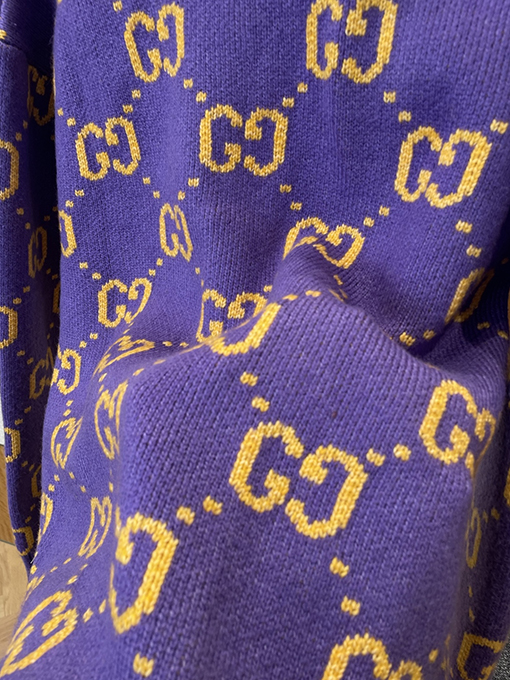 グッチ 全面にレタープリントのニットカーディガン