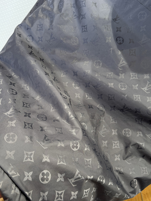 ルイヴィトンスーパーコピー 全面プリントのジッパーダウンジャケット