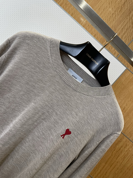 あーちゃん　ami アイボリー ニットセーター 赤いハート刺繍 ami アイボリー セーター ハート刺繍 - メルカリ